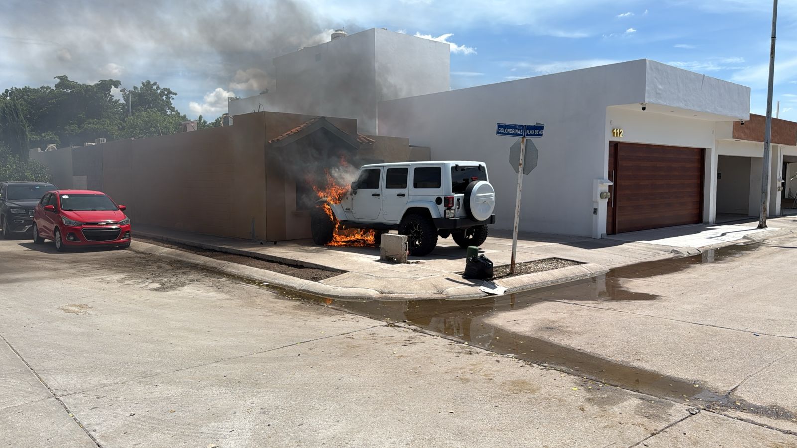 Se incendia Jeep en Los Mochis