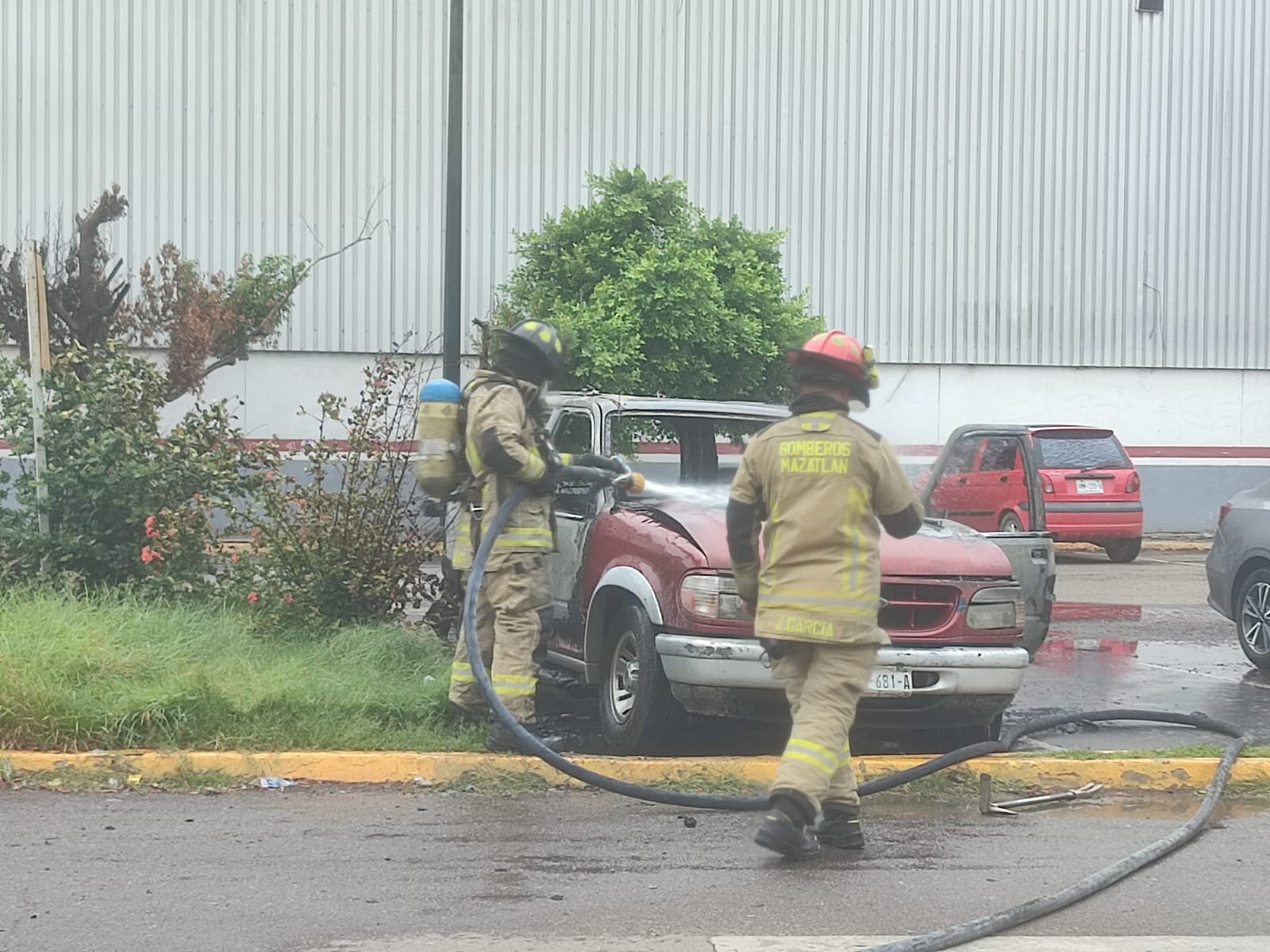 Se incendia camioneta en Mazatlán