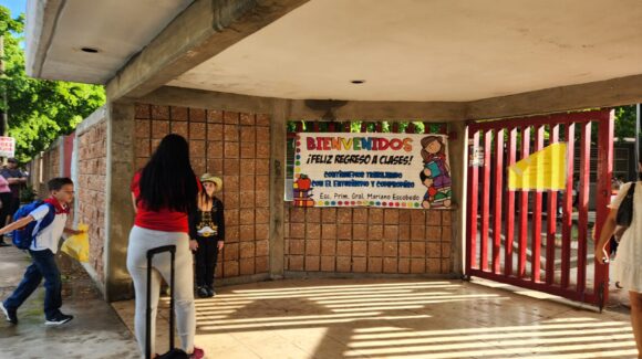Entre adelitas, charros y colores mexicanos niños de Guasave, Sinaloa, sí van a la escuela