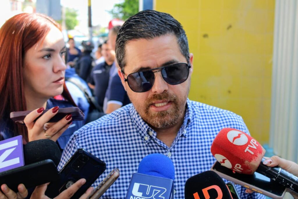 Secretario de Salud y director de los Servicios de Salud en el estado, Cuitláhuac González Galindo