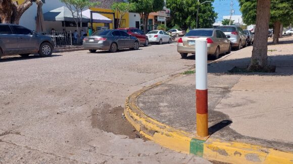 Ciudadanía alvaradense no atiende semáforos para medir niveles de agua y se arriesgan a adentrarse en calles inundadas