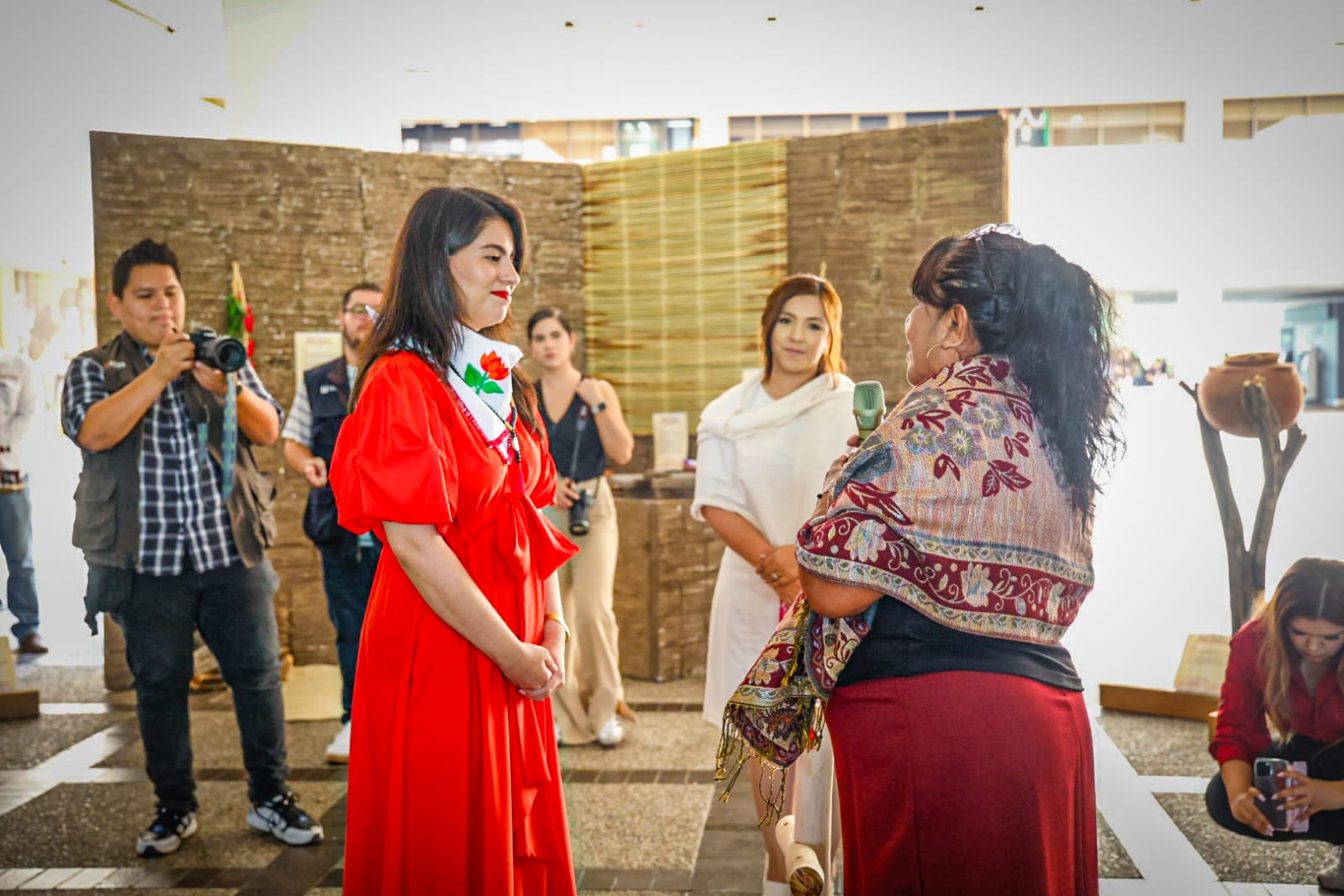 semujeres inaugura exposicion de la mujer indigena en sinaloa