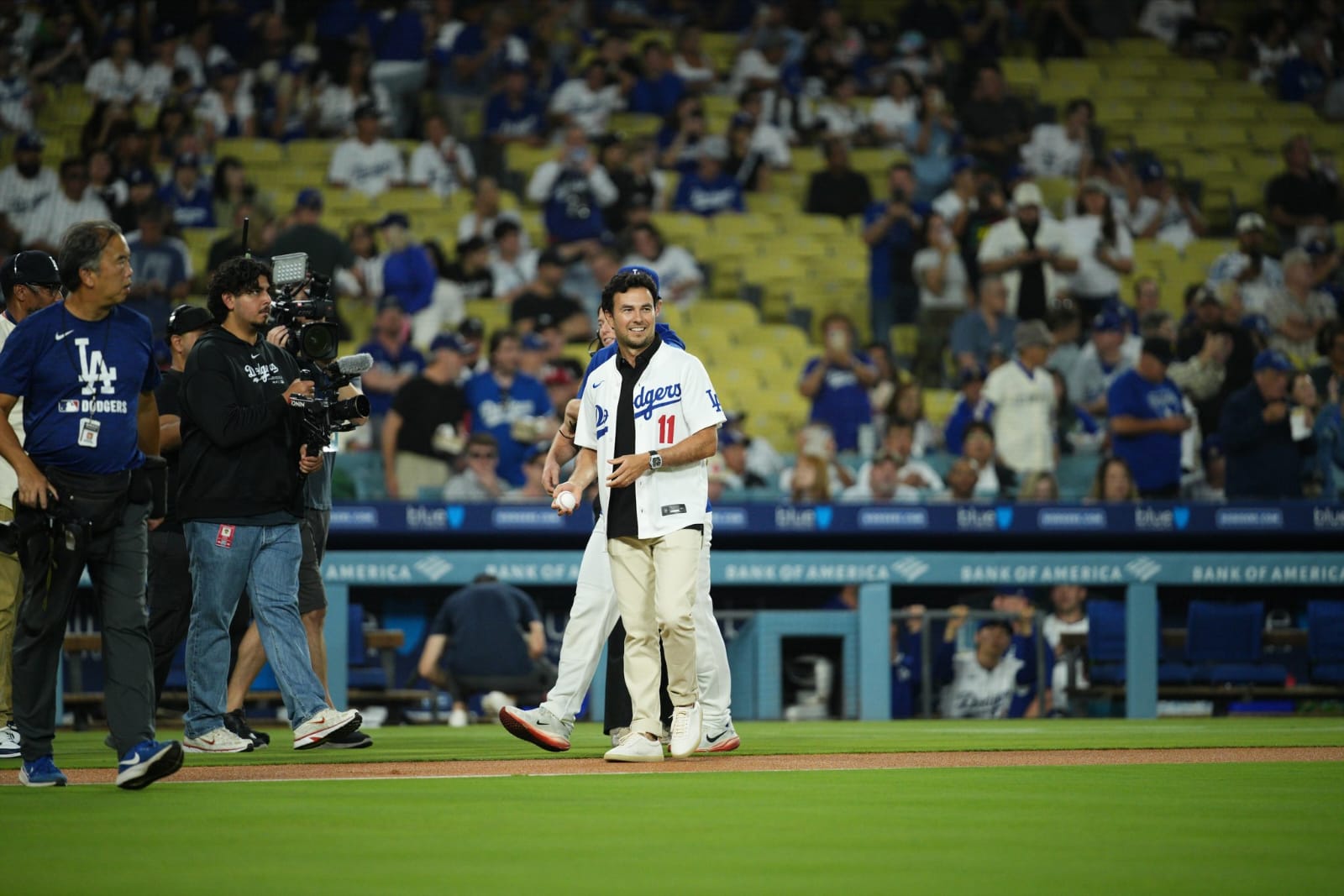 Sergio 'Checo' Pérez tira primera bola en el Dodgers Stadium