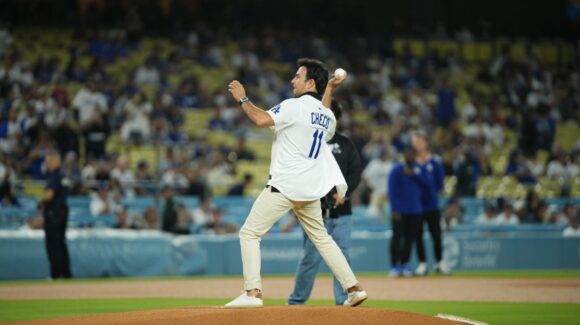 Sergio ‘Checo’ Pérez lanza la primera bola en el Dodger Stadium