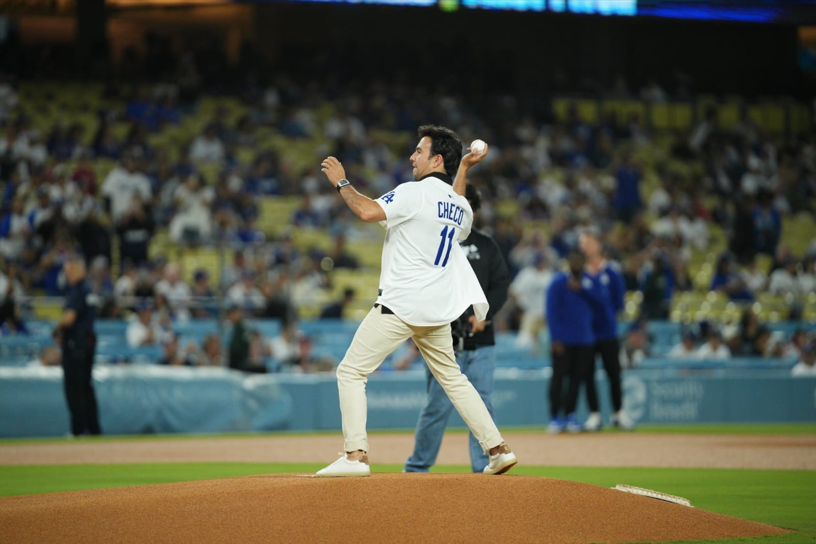 Sergio 'Checo' Pérez tira primera bola en el Dodgers Stadium
