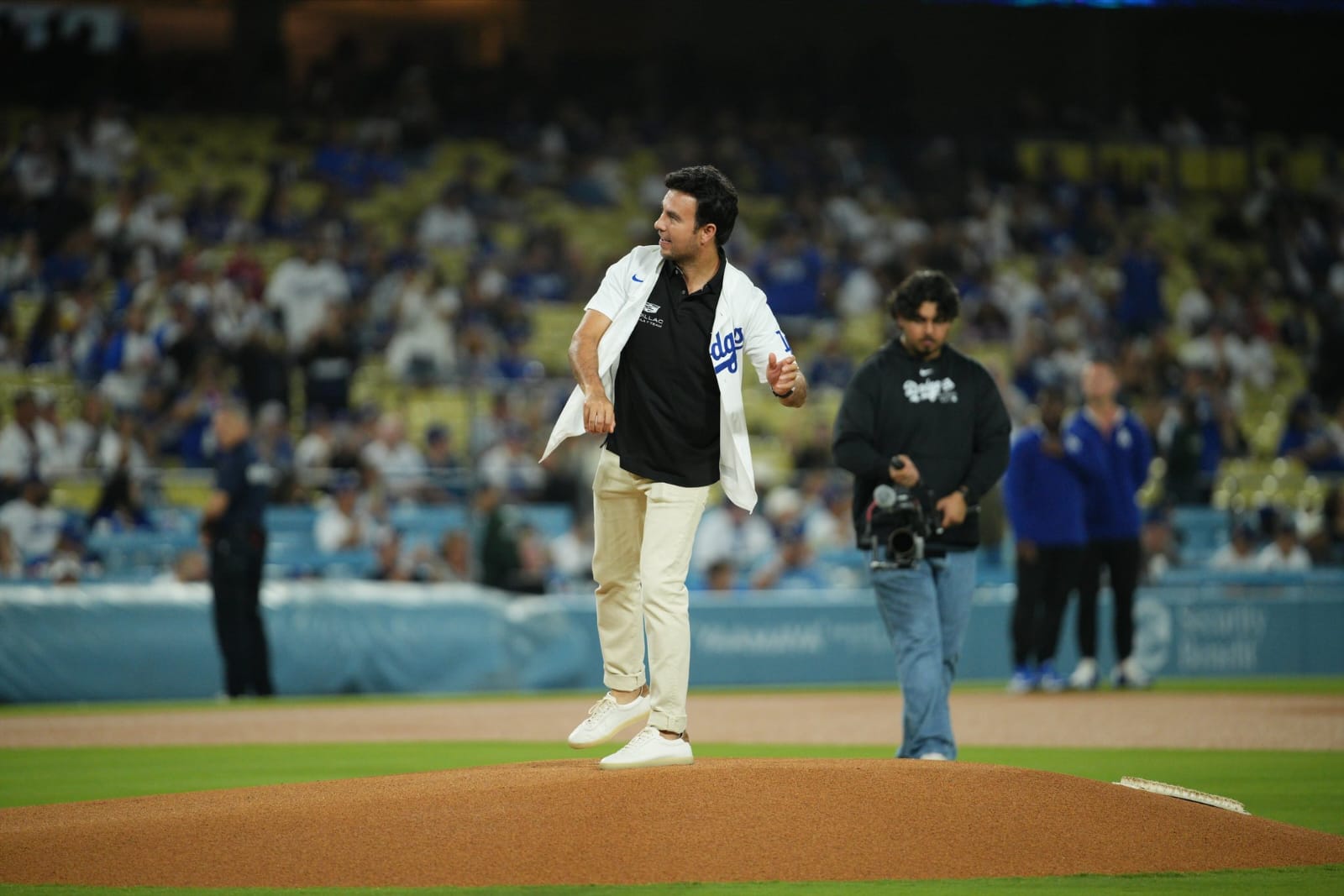 Sergio 'Checo' Pérez tira primera bola en el Dodgers Stadium