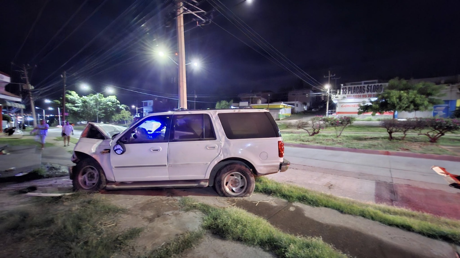 serias consecuencias dejo el choque de la camioneta contra la vivienda