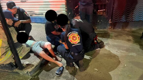 Mujer y menor de edad resultan lesionados tras chocar camioneta contra vivienda en el fraccionamiento San Jorge en Mazatlán.