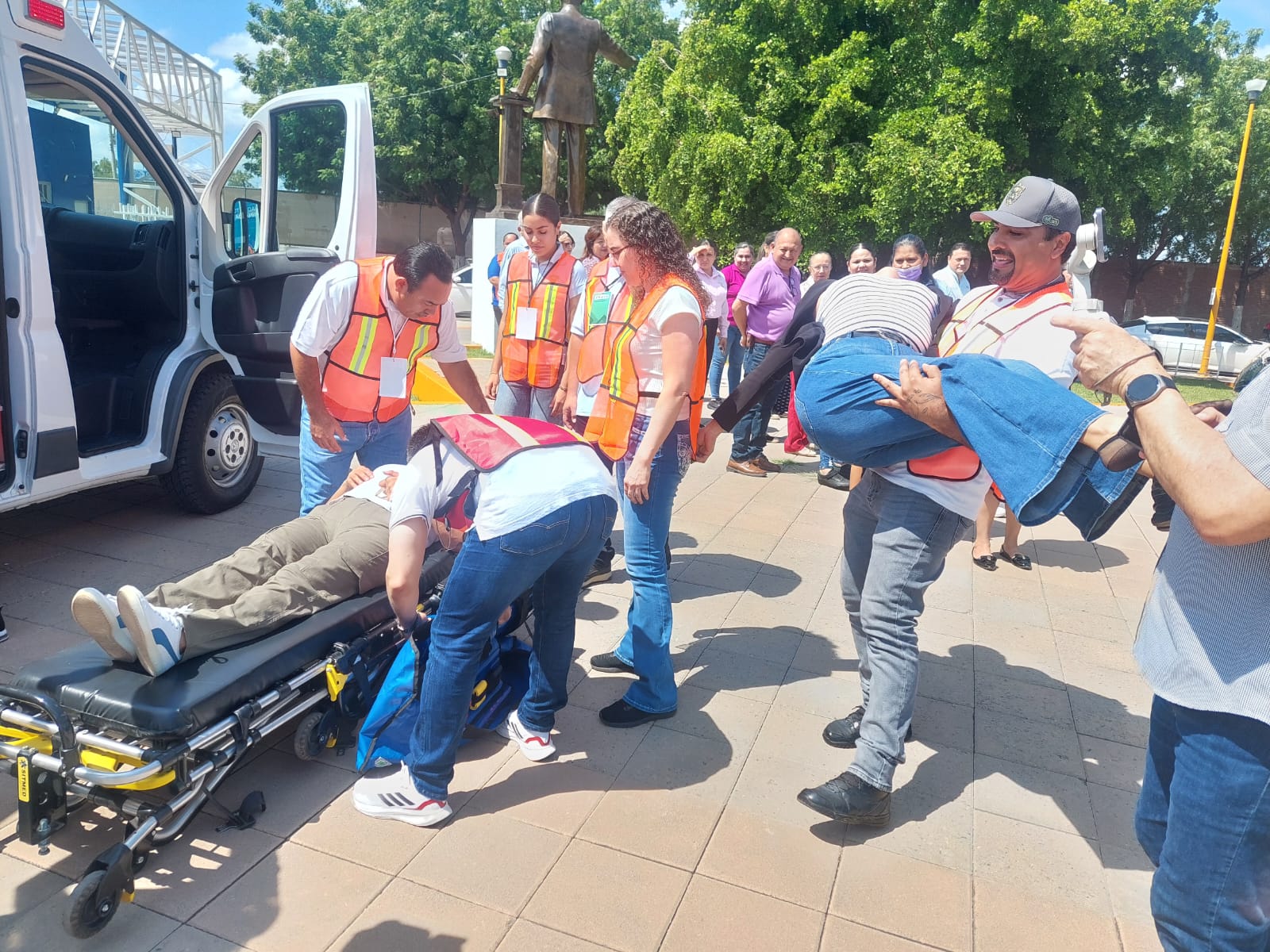 Simulacro de sismo en la torre académica de la UAS en Salvador Alvarado
