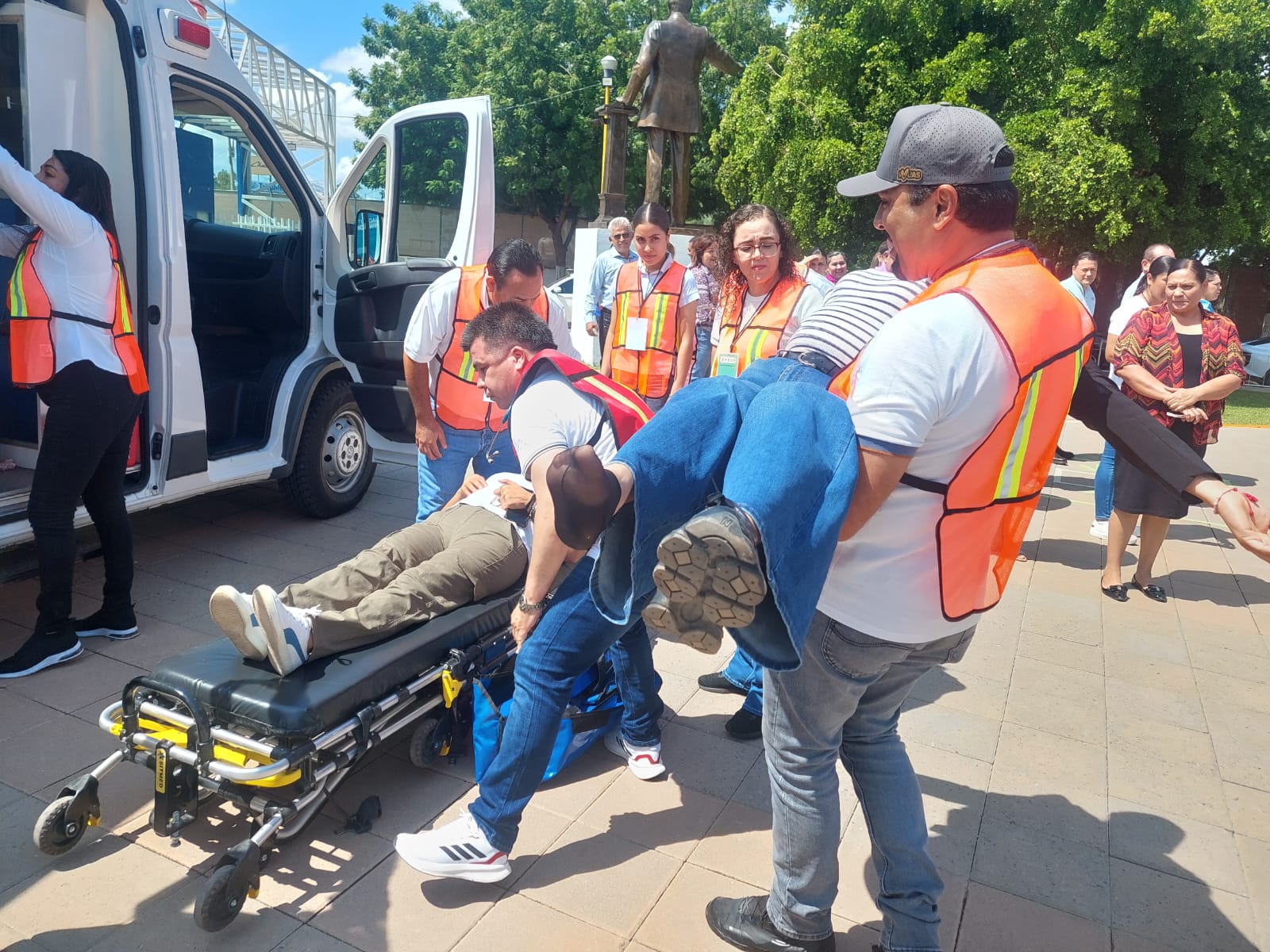 Simulacro de sismo en la torre académica de la UAS en Salvador Alvarado