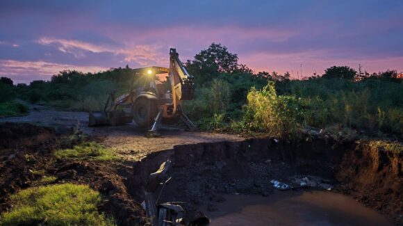 Crece socavón en el dren San Joachín y el agua invade viviendas en Guasave
