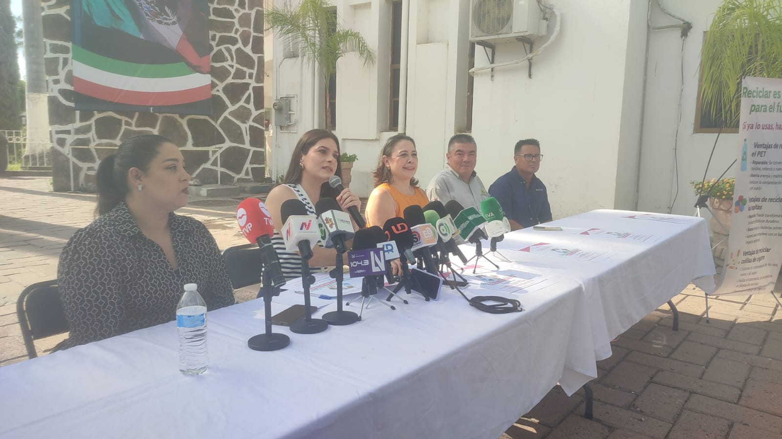 Solangel Sedano Fierro y Blanca Solano en rueda de prensa de la campaña de reciclaje en Ahome