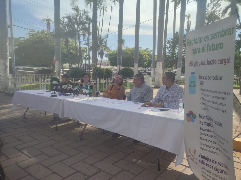 Solangel Sedano Fierro y Blanca Solano en rueda de prensa de la campaña de reciclaje en Ahome
