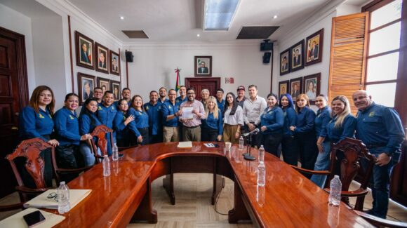 Juan de Dios Gámez recibe pliego petitorio de STASAC; mejorarán condiciones de sindicalizados