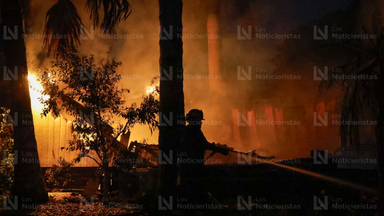 Bomberos combaten incendio de hacienda La Chaparrita, en Culiacán