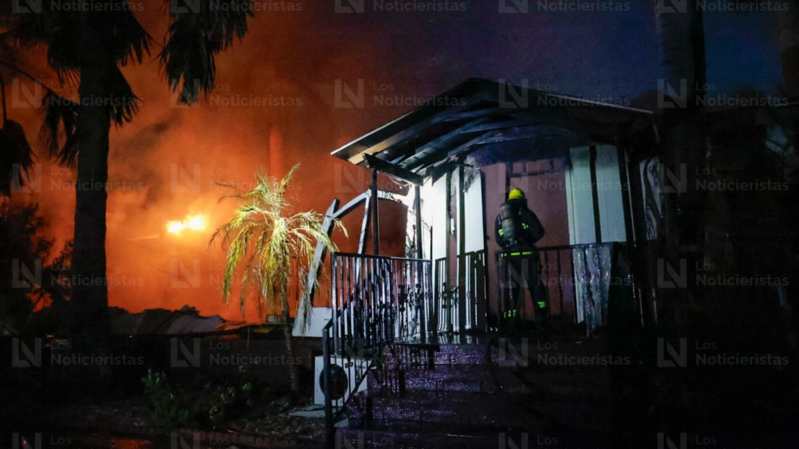 Bomberos combaten incendio de hacienda La Chaparrita, en Culiacán