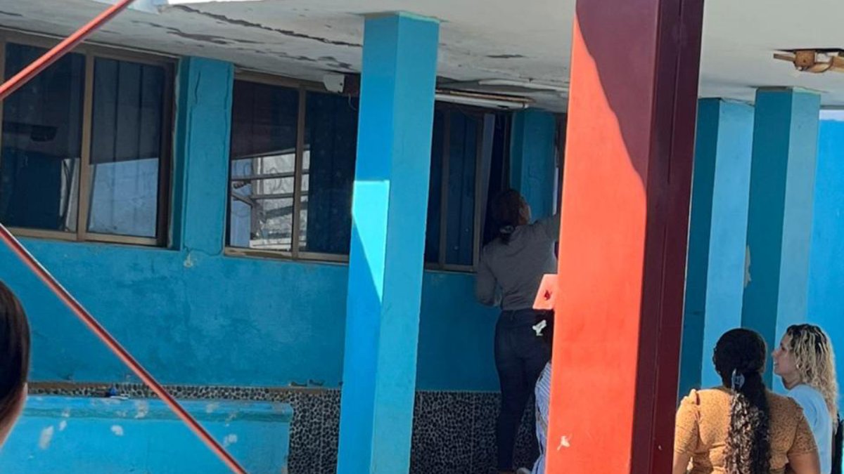 Techo deteriorado en primaria de Guasave, Sinaloa