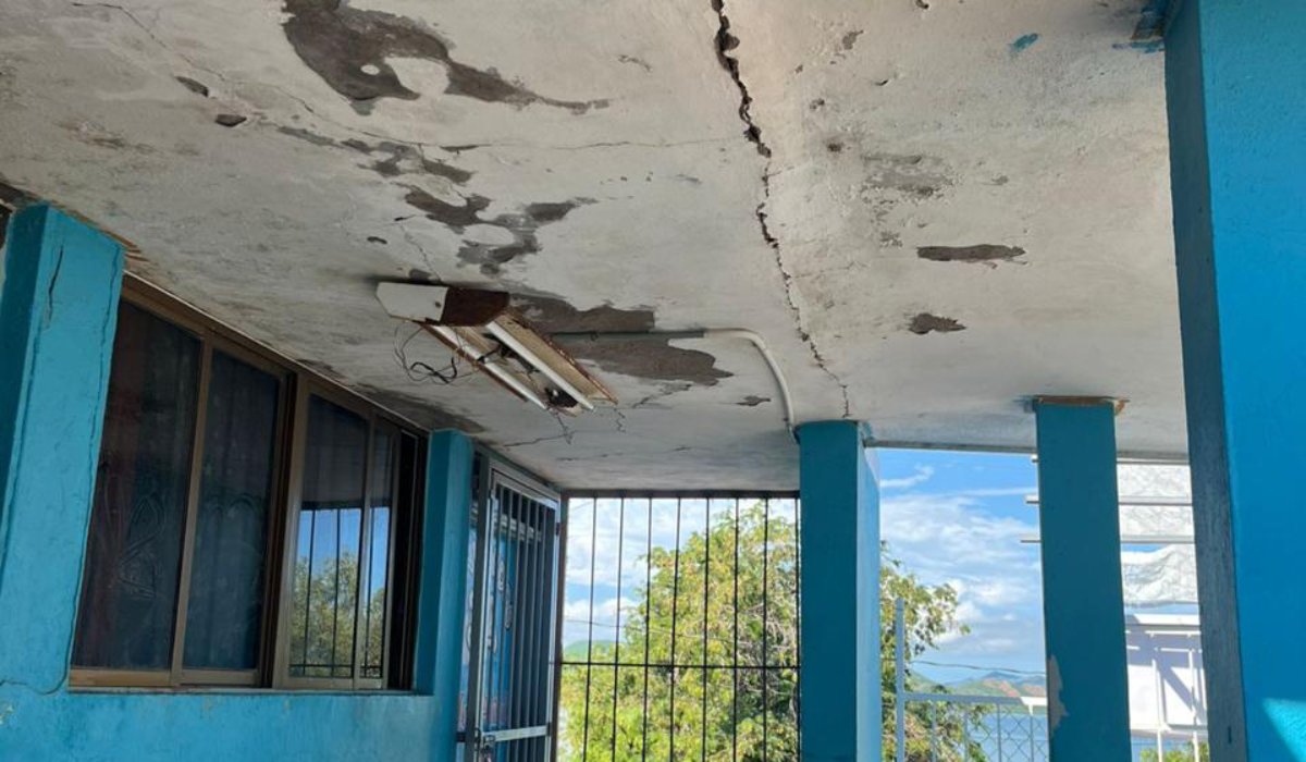 Techo deteriorado en primaria de Guasave, Sinaloa