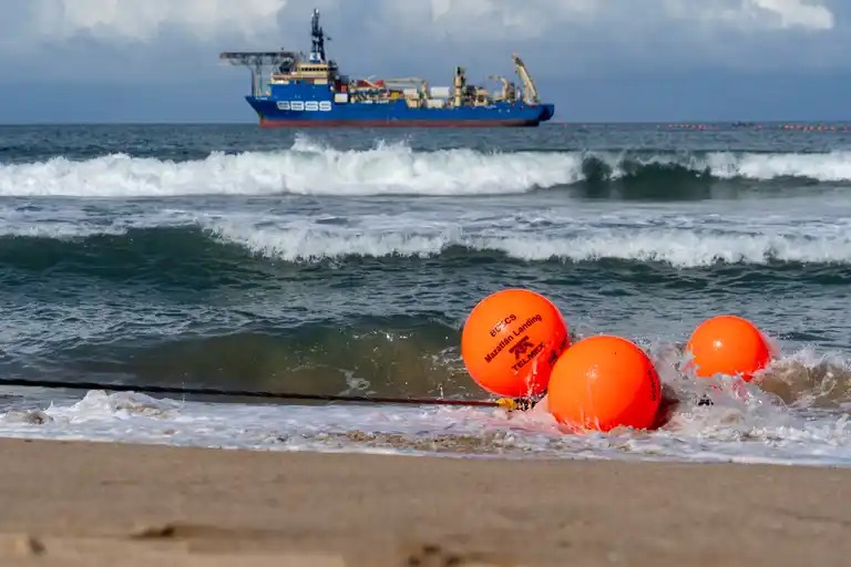 Telmex instala cable submarino entre Mazatlán y San José del Cabo