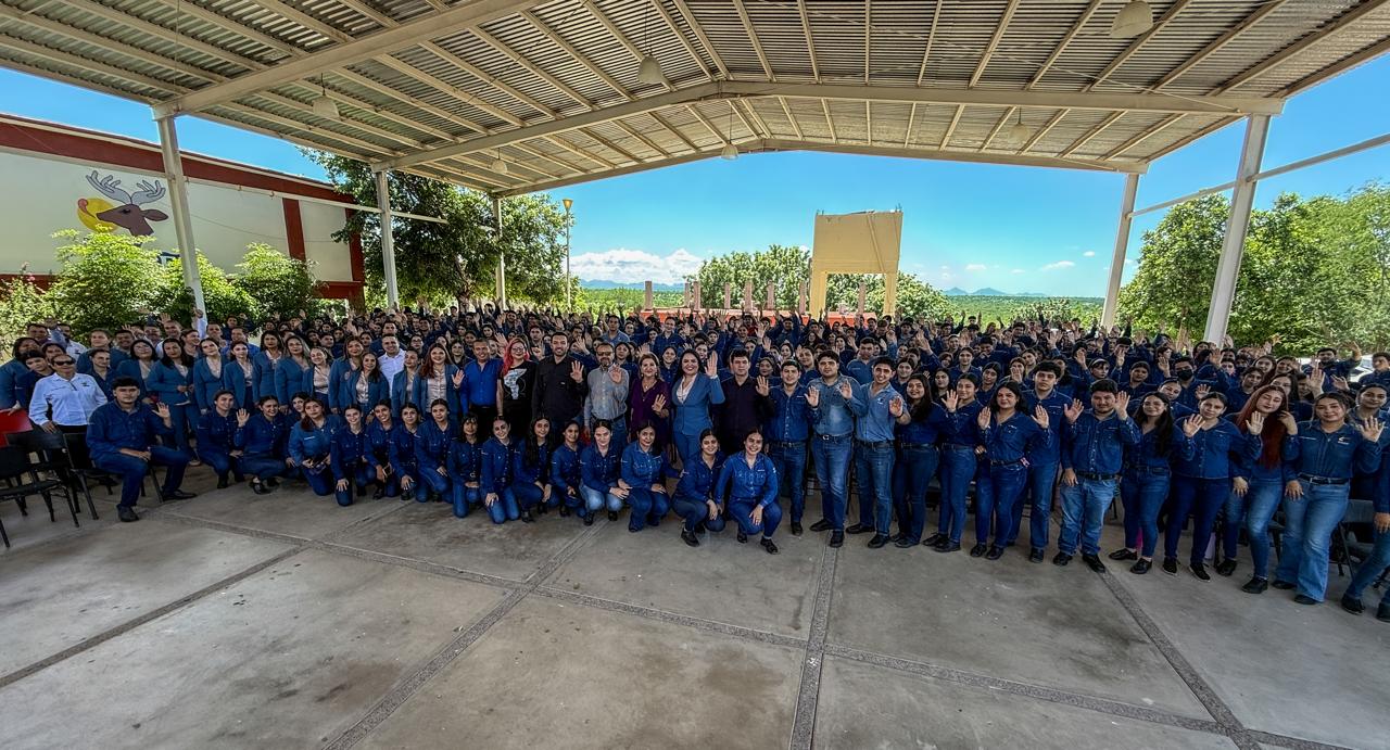 Tere Guerra sostiene encuentro con jóvenes en El Fuerte, Sinaloa