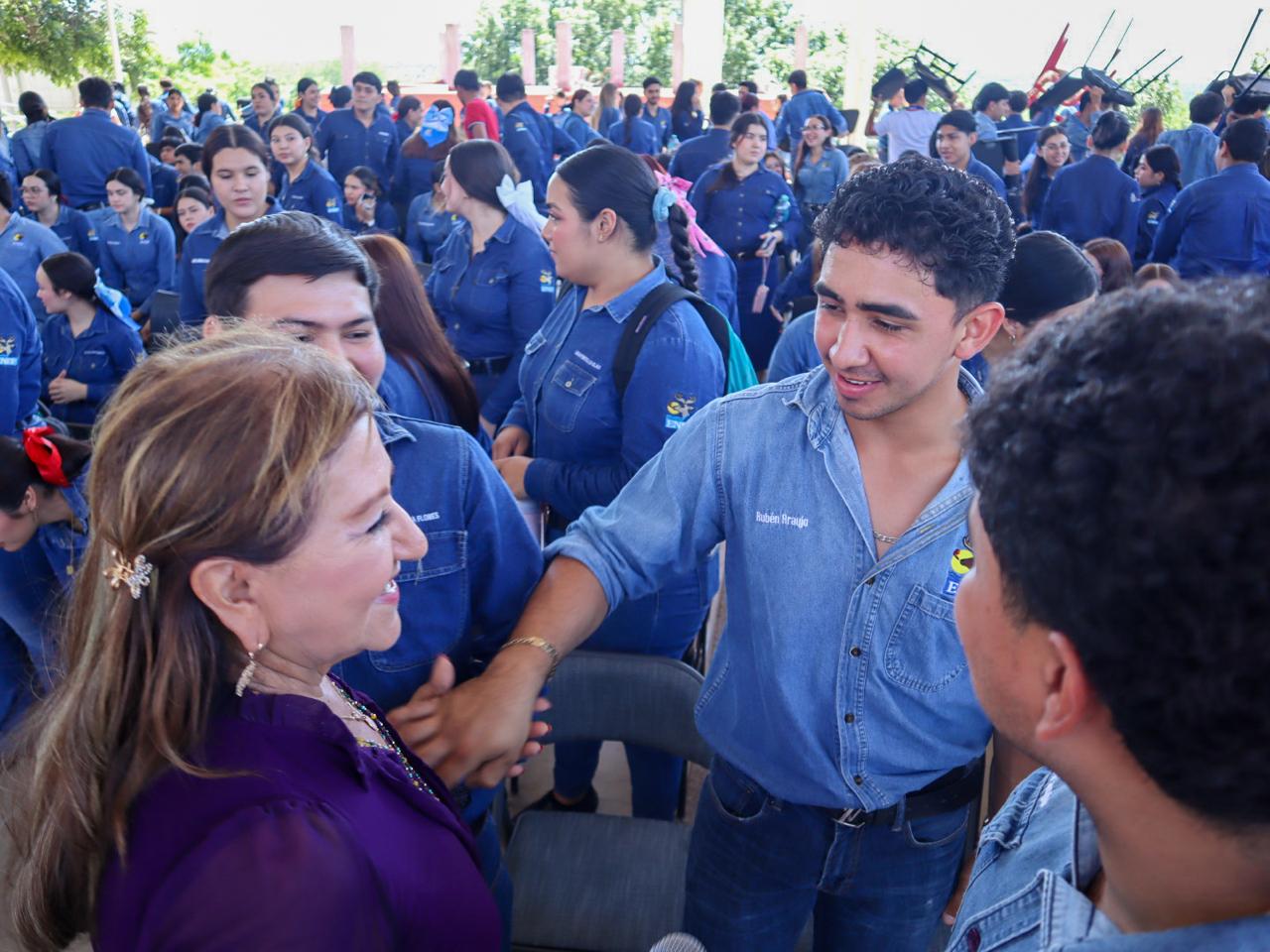 Tere Guerra sostiene encuentro con jóvenes en El Fuerte, Sinaloa