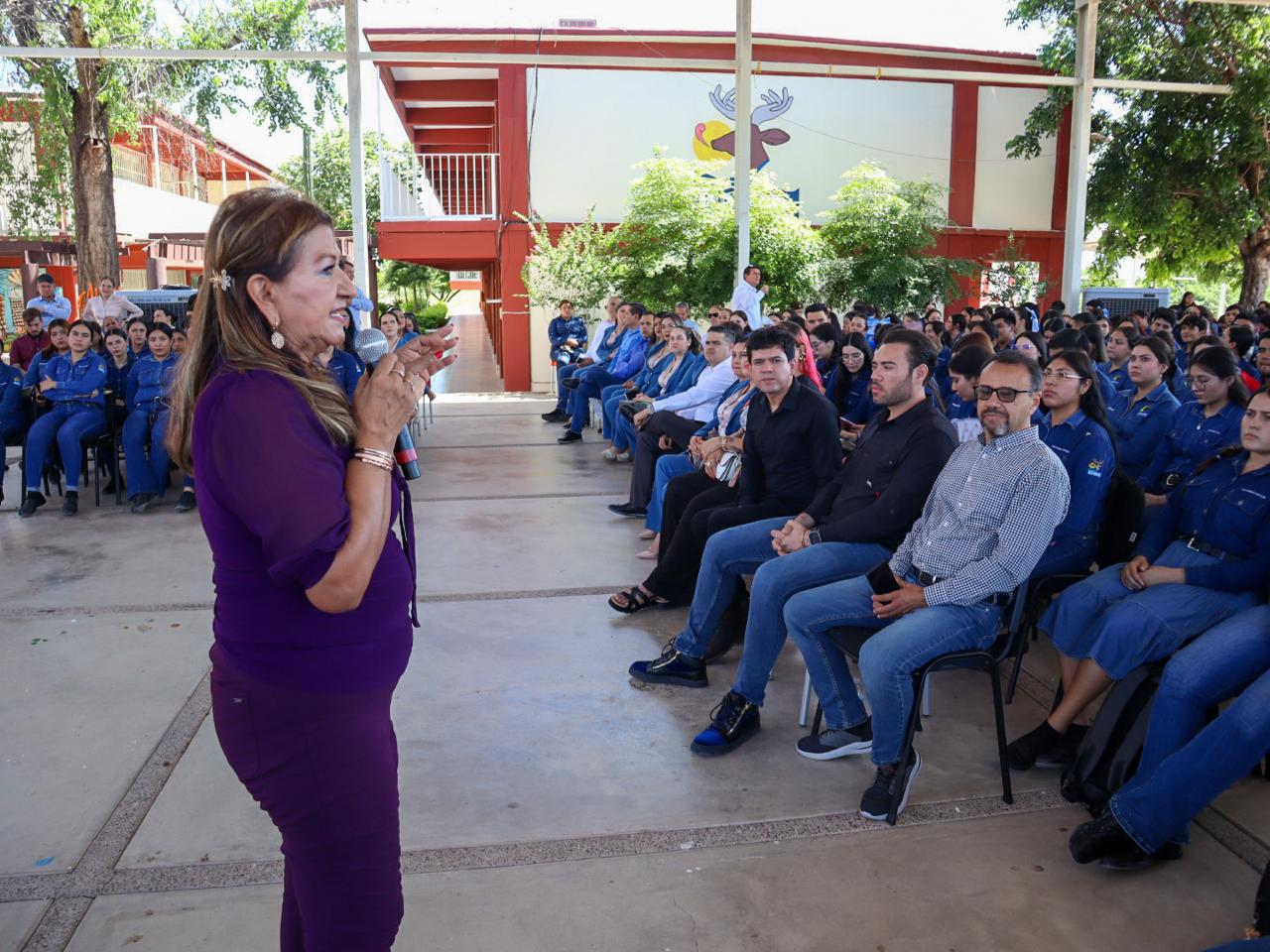 Tere Guerra sostiene encuentro con jóvenes en El Fuerte, Sinaloa