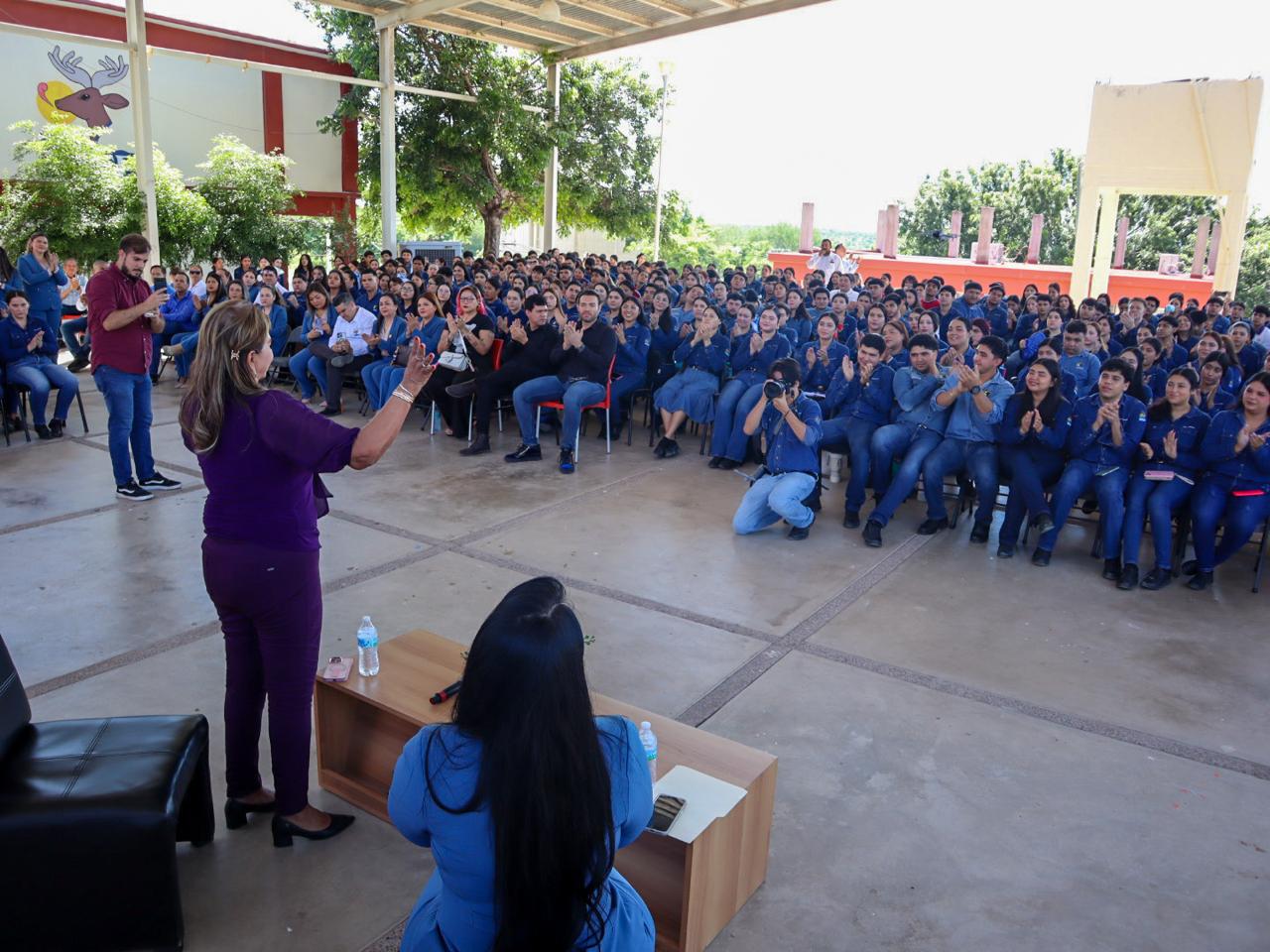 Tere Guerra sostiene encuentro con jóvenes en El Fuerte, Sinaloa