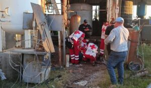 Policías municipales y paramédicos de Cruz Roja auxilian al trabajador lesionado
