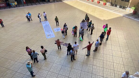 Se manifiestan activos y jubilados de la UAS en Palacio de Gobierno, en Culiacán, Sinaloa contra la reingeniería