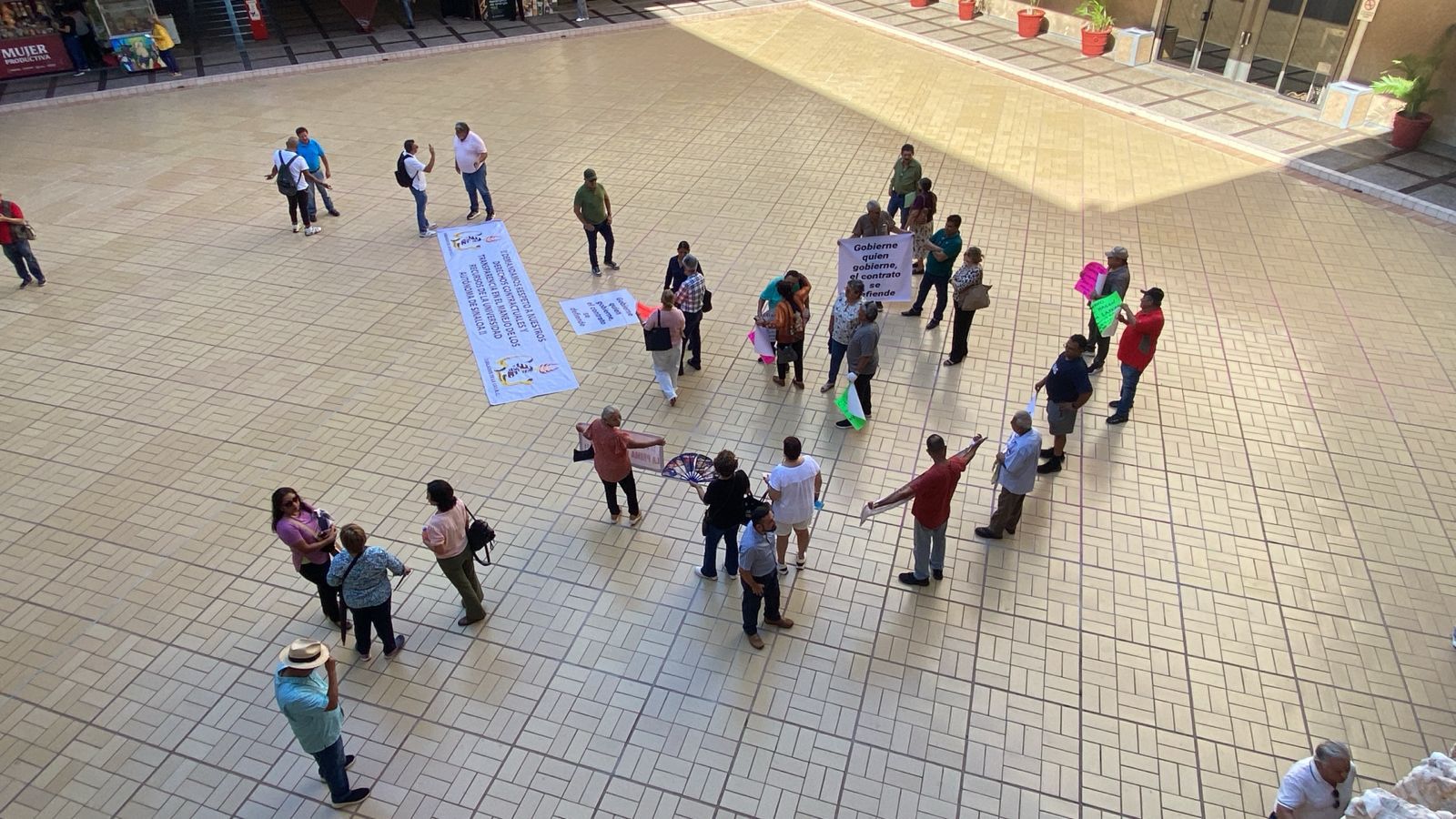 trabajadores y jubilados de la uas manifestados en palacio culiacan SIN