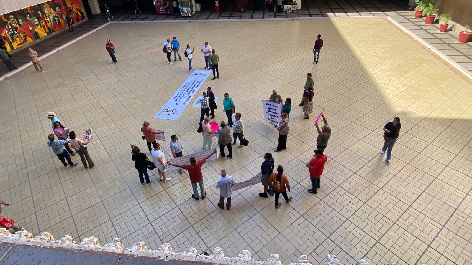 trabajadores y jubilados de la uas manifestados en palacio culiacan