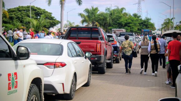 “Llegar no fue difícil, es irnos”: ciudadanos se enfrentan a tráfico tras visita de Claudia Sheinbaum a Mazatlán