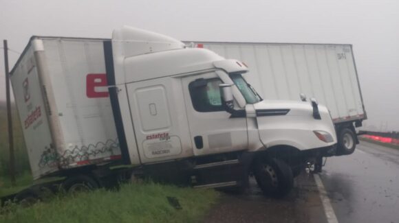 Tráiler se impacta contra el muro de contención de la carretera México 15, dejando fuertes daños materiales