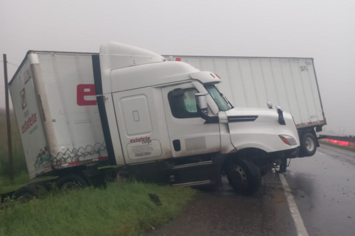 Tráiler accidentado en la carretera a Gabriel Leyva Solano , Guasave