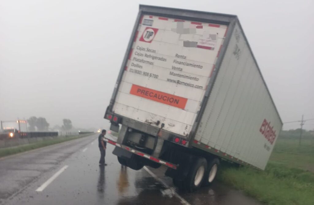Tráiler accidentado en la carretera a Gabriel Leyva Solano , Guasave
