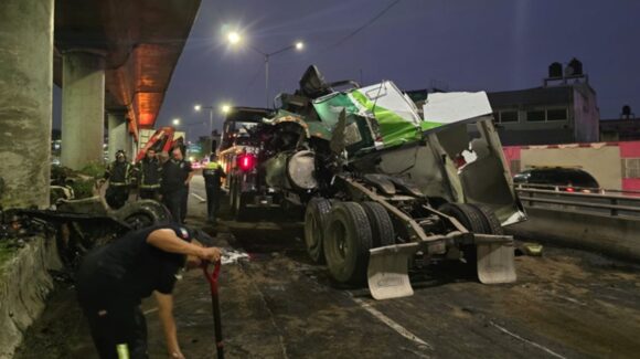 Aparatoso accidente: Choca tráiler contra pilar del Metro en la CDMX; hay un fallecido