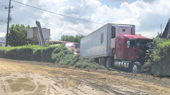 Se queda dormido y choca su tráiler contra empaque en Costa Rica, Culiacán, Sinaloa