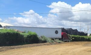 trailer choque con empaque en costa rica sinaloa