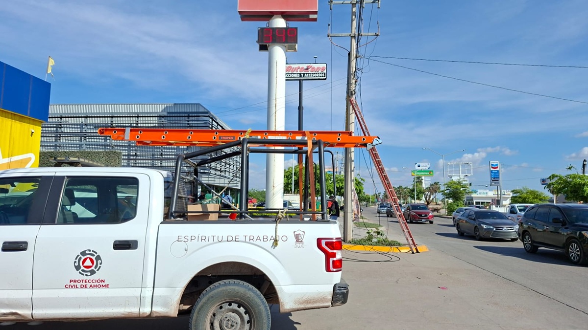 Tráiler derriba tres postes de luz e internet en bulevar Centenario de Los Mochis, Sinaloa