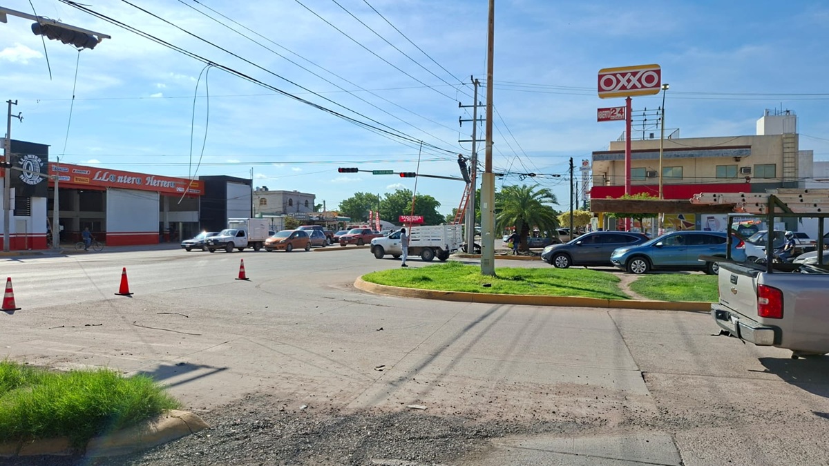 Tráiler derriba tres postes de luz e internet en bulevar Centenario de Los Mochis, Sinaloa