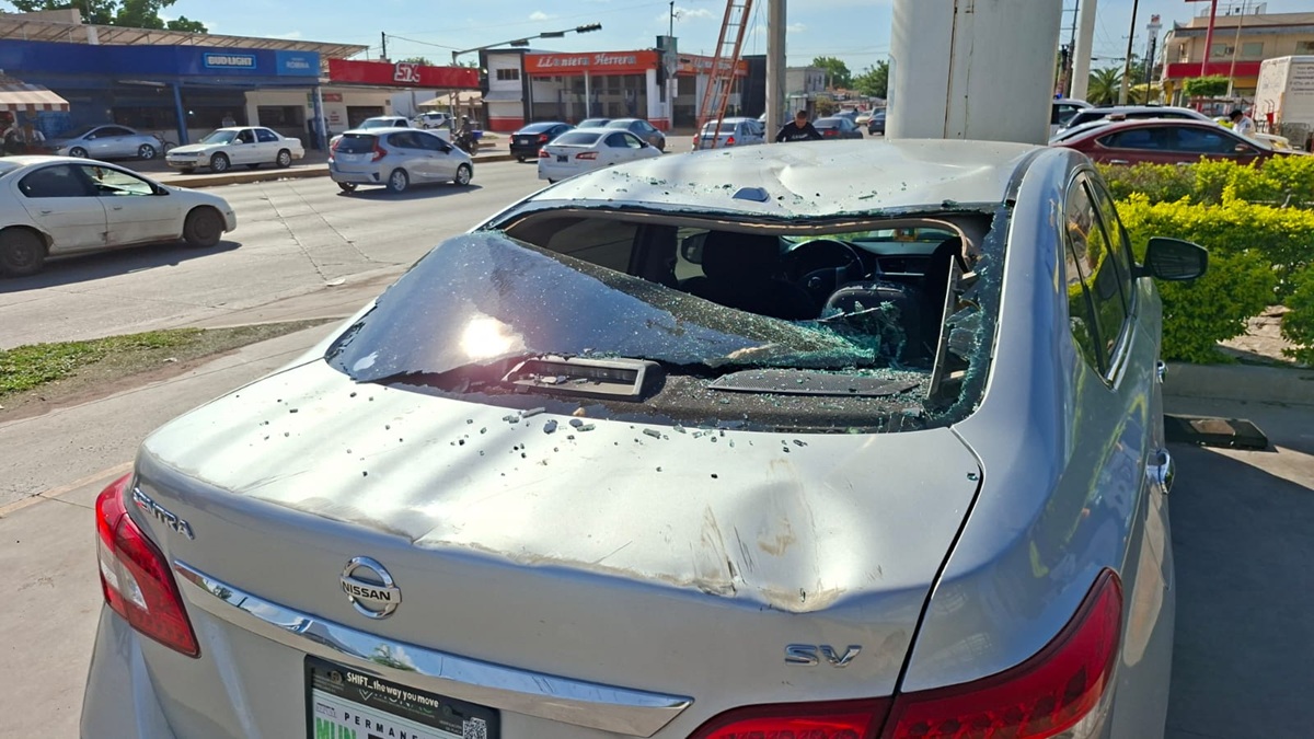 Tráiler derriba tres postes de luz e internet en bulevar Centenario de Los Mochis, Sinaloa