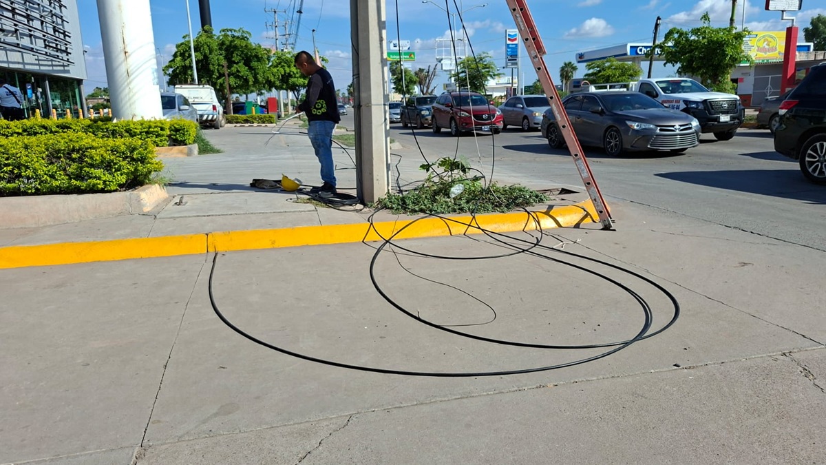 Tráiler derriba tres postes de luz e internet en bulevar Centenario de Los Mochis, Sinaloa
