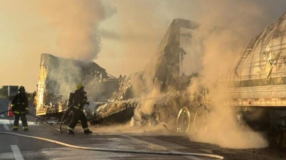 Se registra aparatoso accidente con tráiler calcinado sobre ‘La Costera’ en Navolato, Sinaloa; hay una mujer lesionada