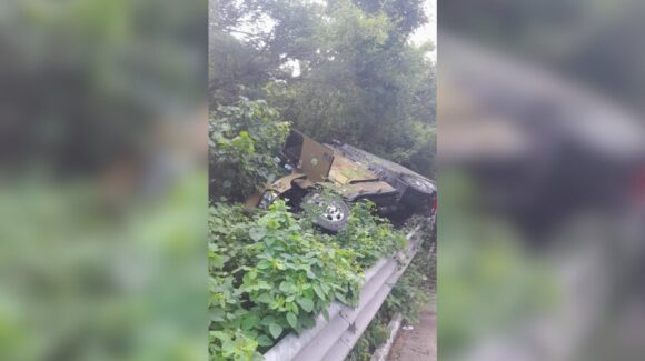 Vuelca un camión cargado de mangos sobre la autopista Mazatlán-Durango, cerca de Concordia, Sinaloa