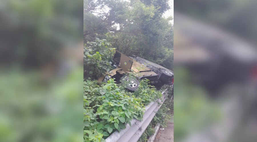 Tráiler volcado en Concordia, Sinaloa