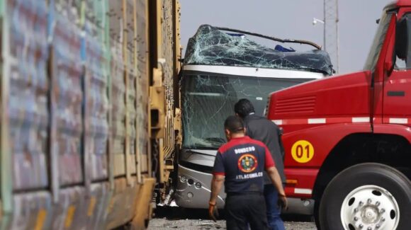 Accidente en Atlacomulco:  tren embiste a camión de pasajeros; ya son 10 muertos y 40 heridos