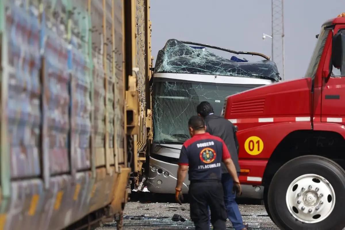 tren embiste autobus en carretera atlacomulco maravatio
