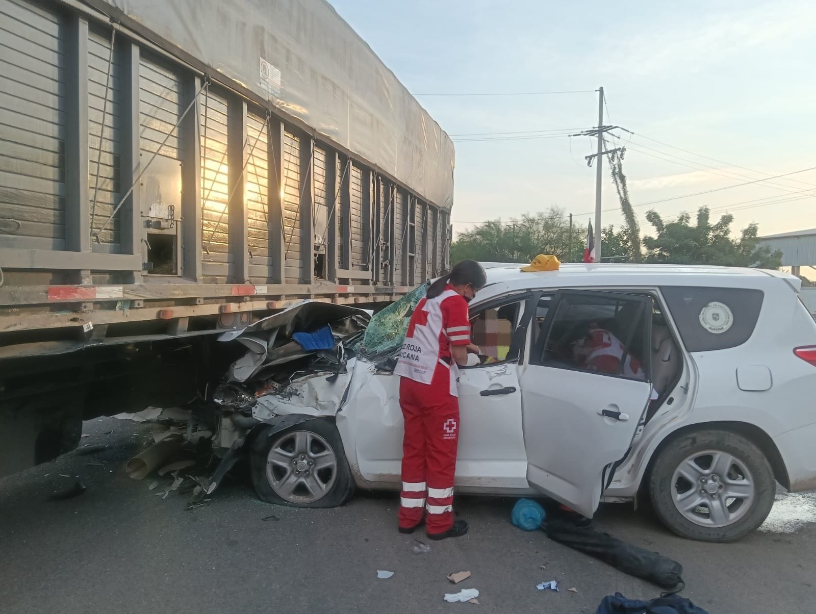 Un lesionado de gravedad en choque entre vehículo y tráiler en Guasave
