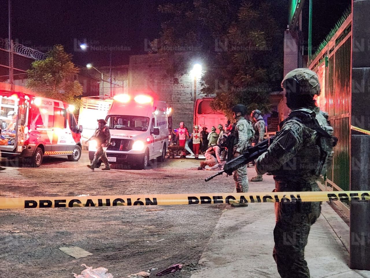 Militares resguardan la escena del crimen en el Mercado de Abastos, en Culiacán, Sinaloa