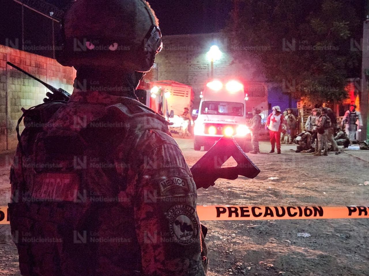 Militares cuidan la escena del crimen, donde una persona perdió la vida